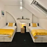 Sea Forth Cosy Crib 7 - Nightsoffer * Leeds (West Yorkshire)